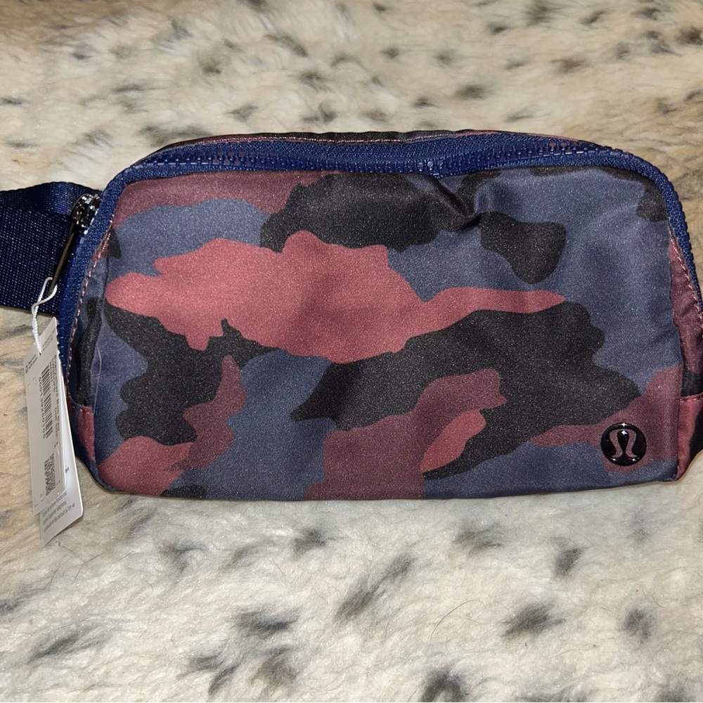 NWT Lululemon Everywhere Belt Bag Heritage 375 Camo Smokey Red Night Sea